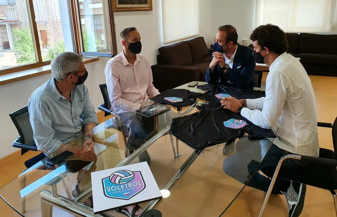 El alcalde de Torrelavega, Javier L&oacute;pez Estrada, y el concejal de Deportes, Nacho Gonz&aacute;lez, se re&uacute;nen con la nueva directiva del Voleibol Torrelavega