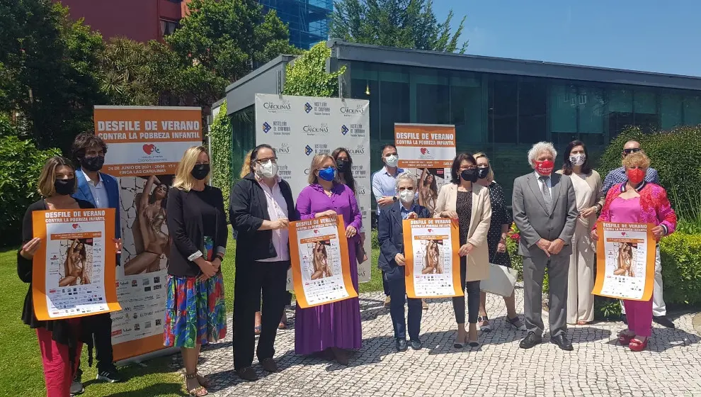 Presentación del desfile con el cartel considerado %22sexista%22