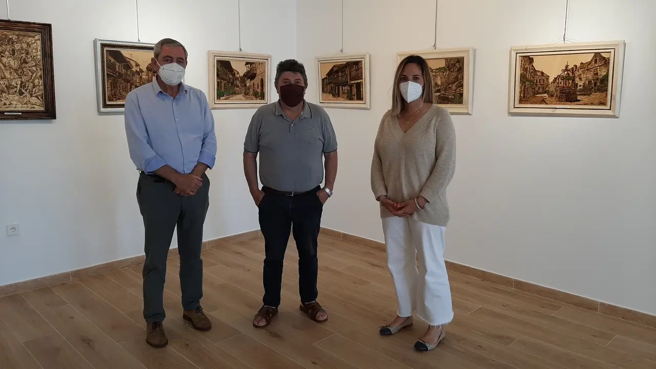 El acalde de Suances y la concejala de Cultura con el artista Jos&eacute; Manuel Fern&aacute;ndez Lasarte