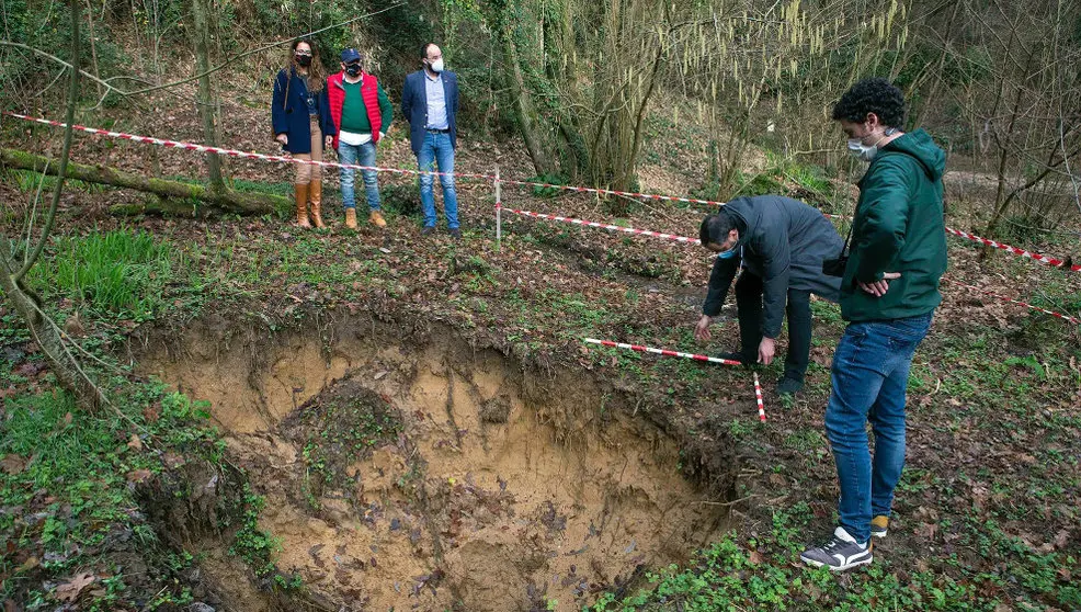 La directora general de Patrimonio Cultural visitó el entorno de la Cueva de El Juyo en Camargo para valorar el hundimiento que se ha producido | Foto de archivo