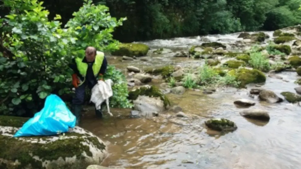 Labores de mantenimiento en el río Besaya