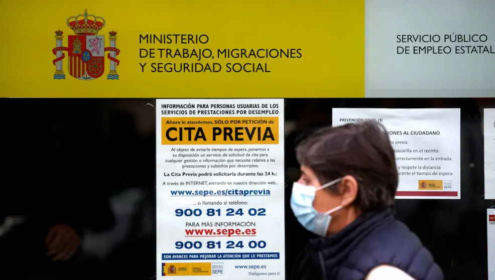 Una mujer pasa por la puerta de una oficina de empleo, SEPE