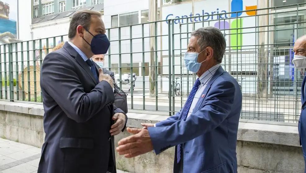 El presidente de Cantabria, Miguel Ángel Revilla, se reúne con el ministro de Transportes, Movilidad y Agenda Urbana, José Luis Ábalos