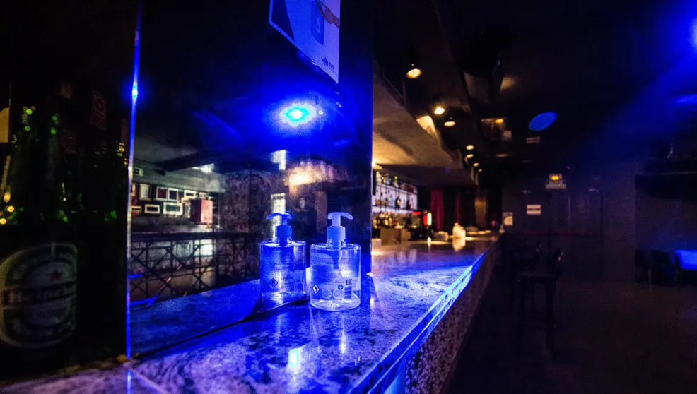 Gel desinfectante en una barra de discoteca