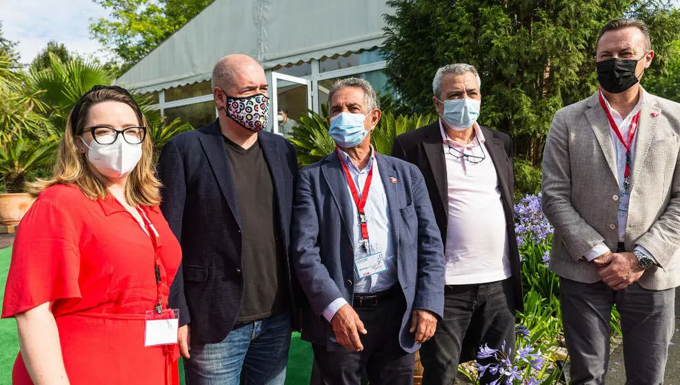La nueva secretaria general de CCOO de Cantabria, Rosa Mantecón, junto al líder nacional del sindicato, Unai Sordo, el presidente de Cantabria, Miguel Ángel Revilla; Carlos Sánchez y Guillermo Blanco