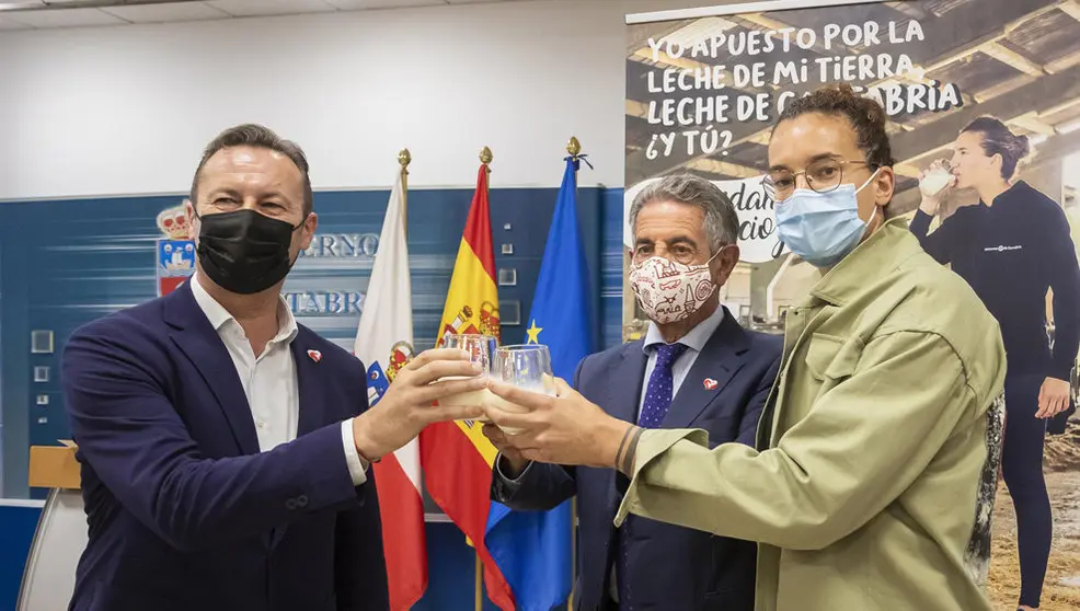 El Presidente De Cantabria, Miguel Ángel Revilla; El Consejero De Ganadería, Guillermo Blanco; Y La Jugadora De Baloncesto Cántabra Laura Nicholls Presentan La Campaña De Promoción De La Leche De Cantabria.