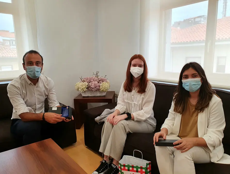 El alcalde de Torrelavega recibe a una alumna de La Paz que ha sacado la segunda mejor nota de la EBAU