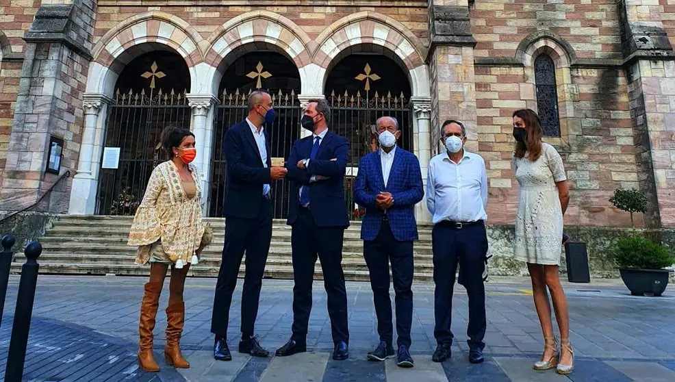 El consejero de Industria, Turismo, Innovación, Transporte y Comercio, Francisco Javier López Marcano, el secretario de Estado de Turismo, Fernando Valdés, y el alcalde de Torrelavega, Javier López Estrada