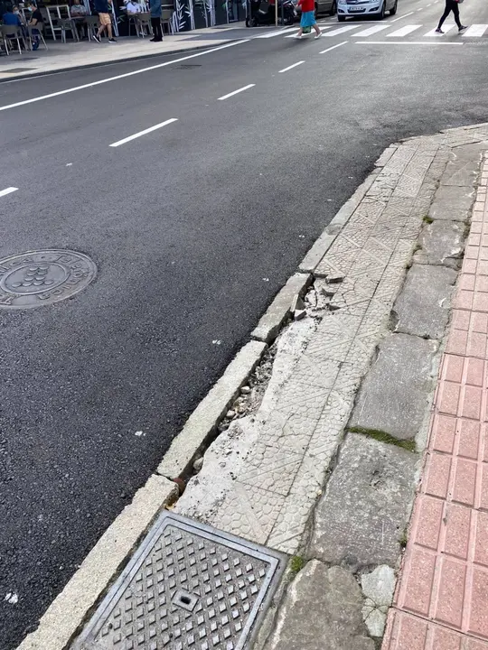 Acera con desperfectos