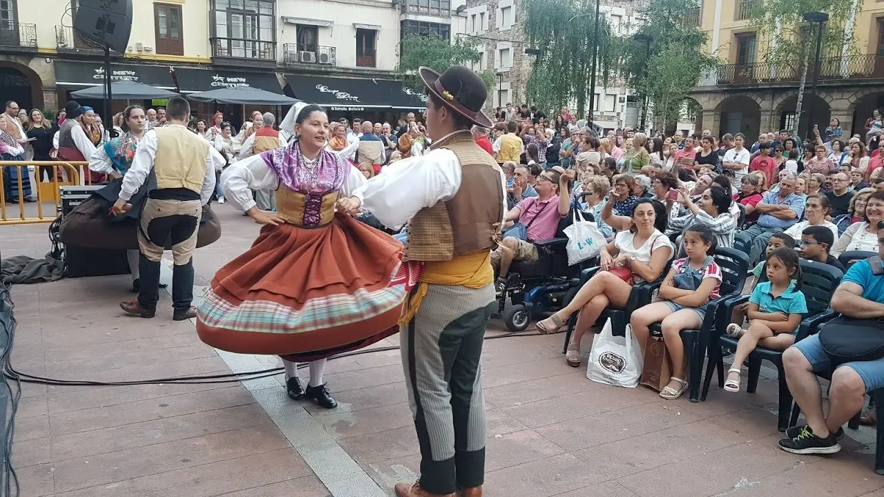 Imagen de archivo de la actuaci&oacute;n de Folklore y Mayalde durante la edici&oacute;n de 2019 del curso de verano de folklore de la UC en Torrelavega