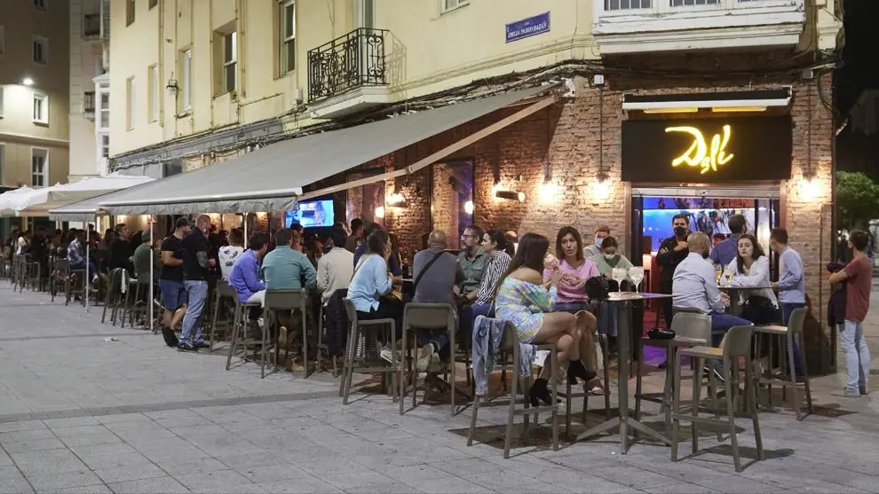 Ambiente en una calle de bares de Santander
