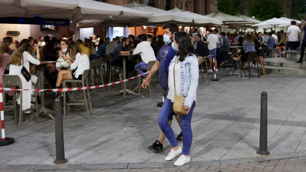 Ambiente en una calle de bares de Santander, antes de su cierre a medianoche