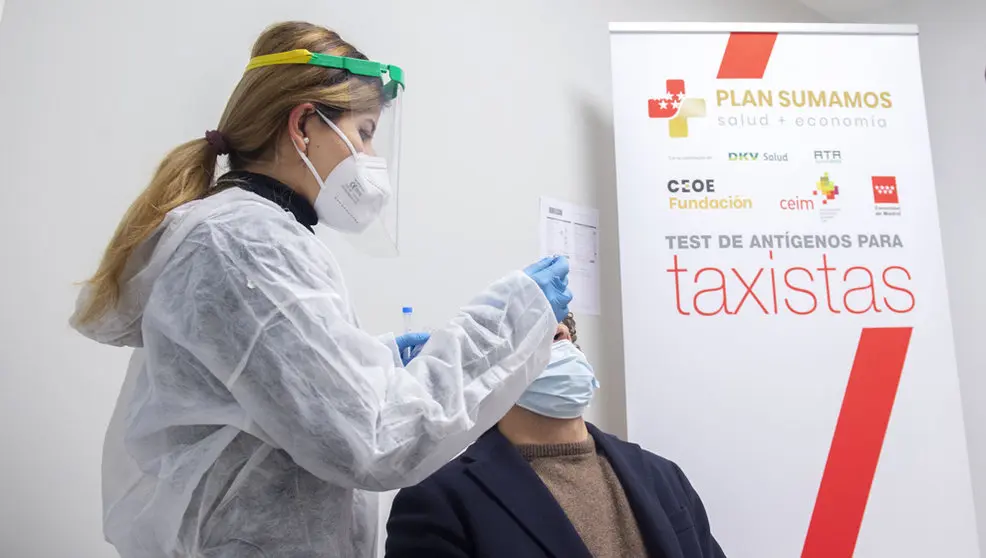 Una trabajadora sanitaria realiza un test de antígenos