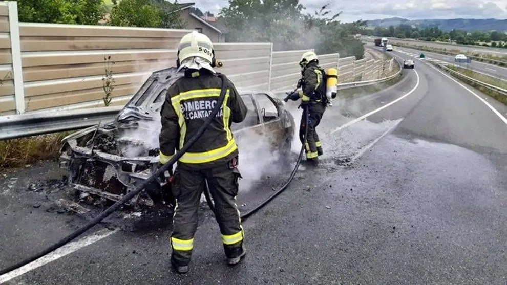 Bomberos sofocan incendio un vehículo en la A-8 en La Penilla