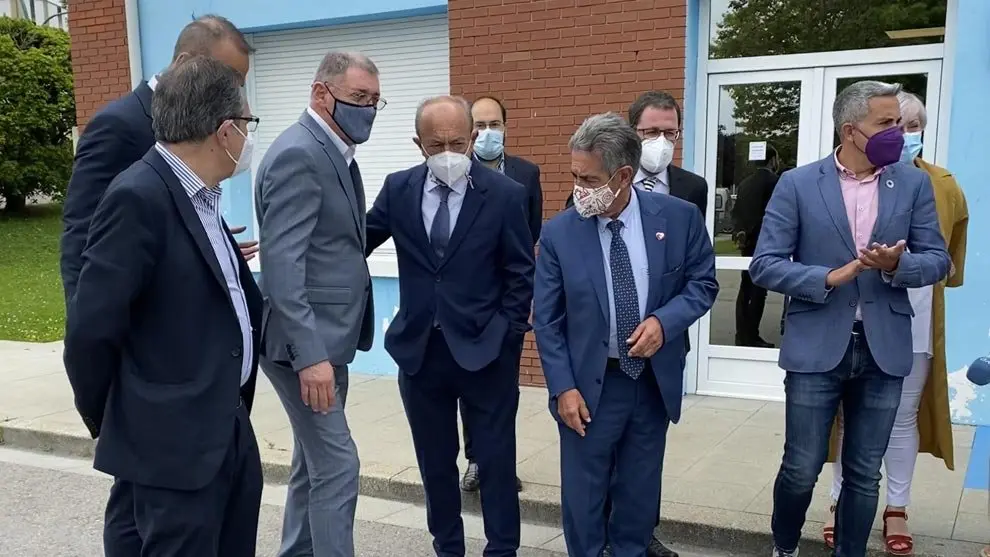 El secretario general de Industria y Pyme del Ministerio, Raúl Blanco, visita Solvay junto a representantes del Gobierno cántabro, de los ayuntamientos de Torrelavega y Polanco y de la empresa