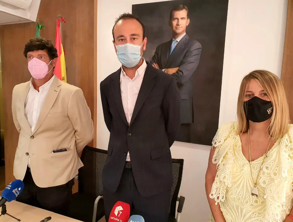 El alcalde, Javier López Estrada, y los concejales de Fondos Europeos y Turismo, Bernardo Bustillo y Cristina García Viñas
