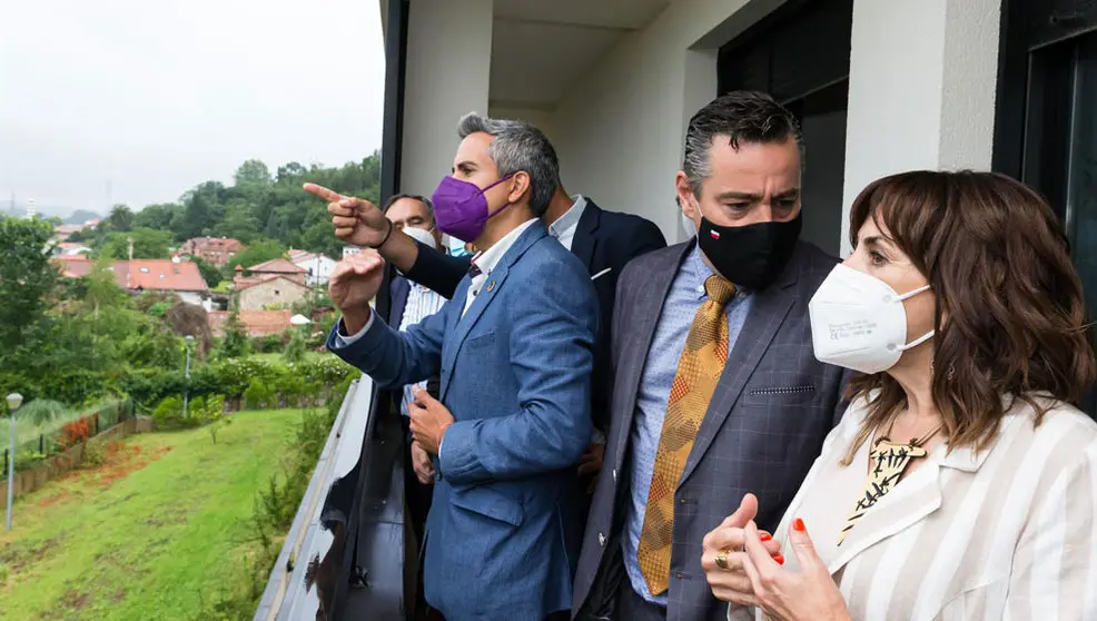 El vicepresidente y consejero de Universidades, Igualdad, Cultura y Deporte, Pablo Zuloaga, y la consejera de Empleo y Pol&iacute;ticas Sociales, Ana Bel&eacute;n &Aacute;lvarez, visitan las viviendas adquiridas por la Direcci&oacute;n General de Vivienda a la SAREB