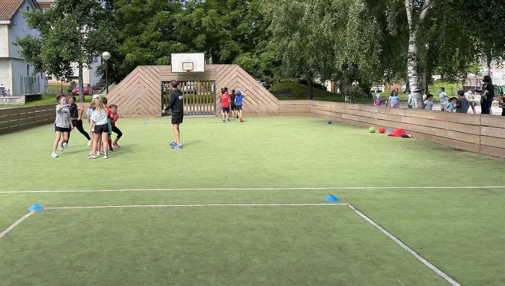 Grupo de niños haciendo ejercicio en el Parque del Ansar, en Cartes