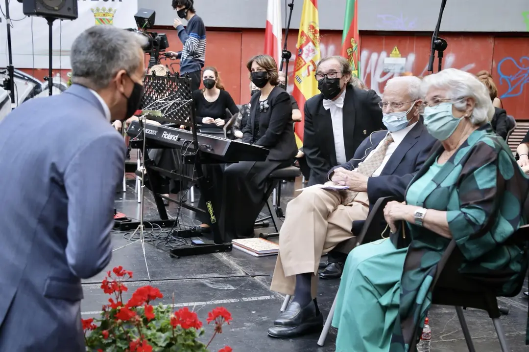El vicepresidente Pablo Zuloaga con los dos homenajeados por la Coral