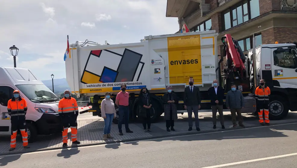 El consejero de Desarrollo Rural, Ganadería, Pesca, Alimentación y Medio Ambiente, Guillermo Blanco, presenta el servicio de recogida selectiva que prestará MARE en este municipio