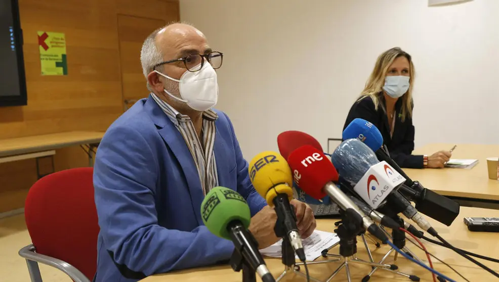 El Consejero De Sanidad, Miguel Rodríguez, Y La Presidenta Del Colegio De Farmacéuticos De Cantabria, Rita De La Plaza