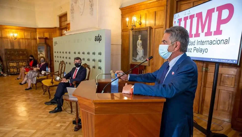 El presidente de Cantabria, Miguel Ángel Revilla, en la inauguración del seminario organizado por EDP en la UIMP