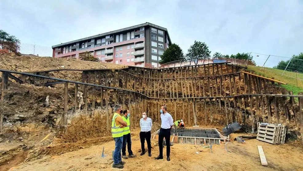 El alcalde de Torrelavega, Javier López Estrada, y el concejal de Obras, José Manuel Cruz Viadero, visitando las obras del alscensor de Nueva Ciudad