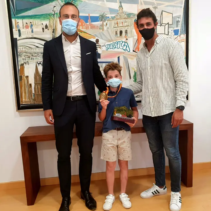 De izquierda a derecha- El alcalde de Torrelavega, Javier López Estrada; el joven jinete Teo Pelayo, y el concejal de Deportes, Nacho González