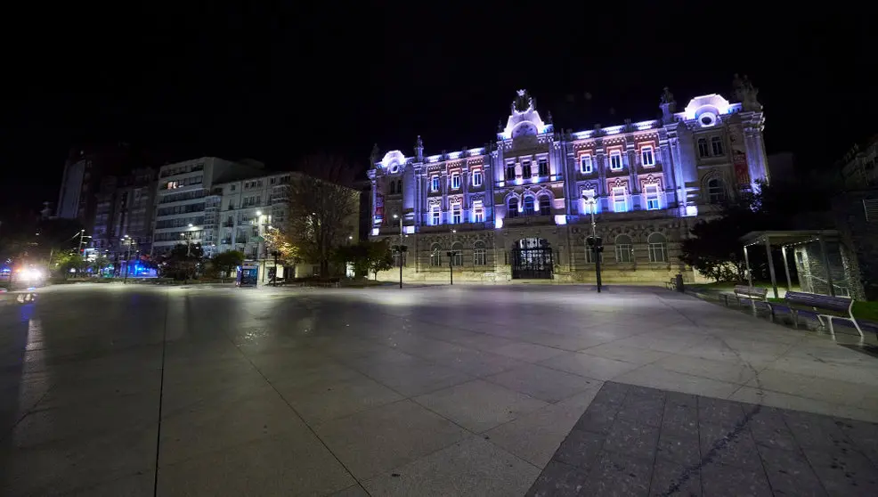 La plaza del Ayuntamiento de Santander vacía durante el toque de queda
