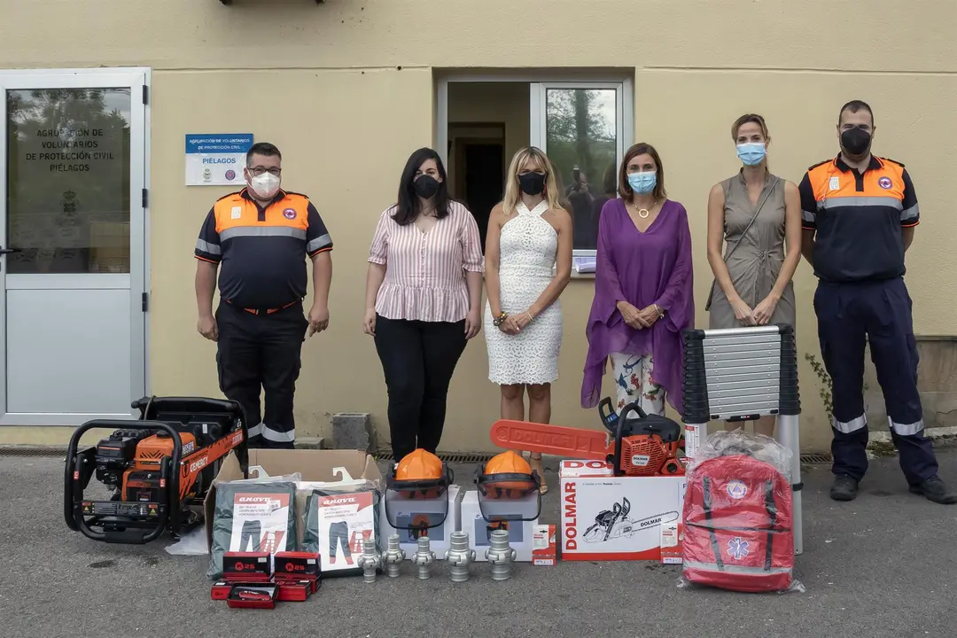 La Consejera De Presidencia, Interior, Justicia Y Acción Exterior, Paula Fernández, Hace Entrega Del Material A La Agrupación De Voluntarios Del Municipio De Piélagos