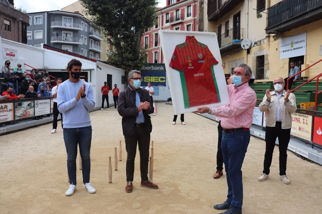 Homenaje a los sanitarios por su labor durante la pandemia de la Peña Bolística de Torrelavega