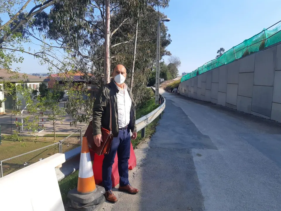 Julio Ricciardiello en el acceso al CEIP Manuel Liaño