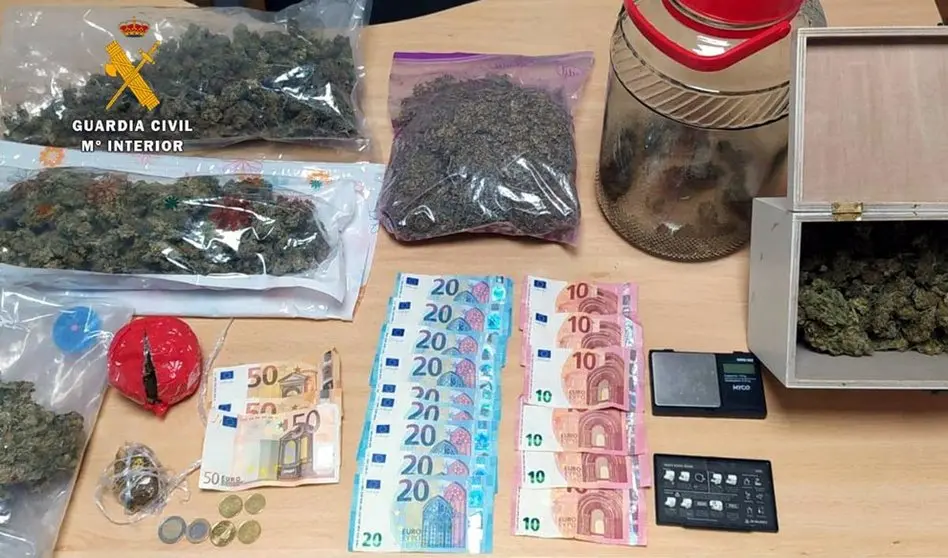 Material intervenido en el vehículo del conductor detenido