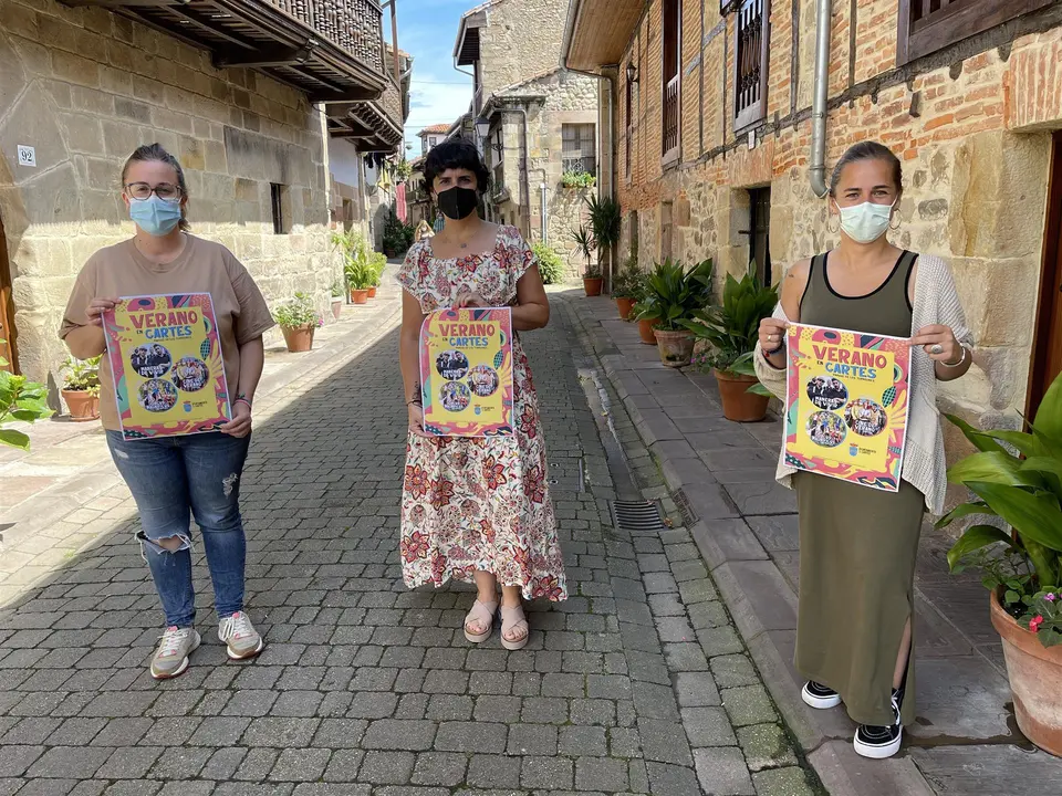 Melisa Saiz, concejala de Cultura y Turismo; Lorena Cueto, alcaldesa en funciones de Cartes; y Sandra Martínez, concejala de Festejos y Mercados