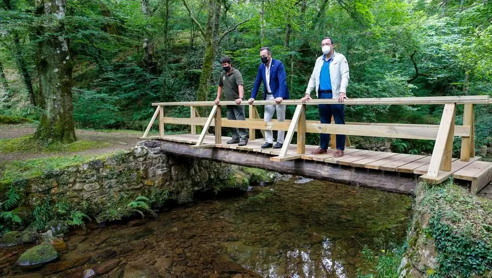 El consejero de Desarrollo Rural, Ganadería, Pesca, Alimentación y Medio Ambiente, Guillermo Blanco, visita la mejora de una pista forestal y de la campa de Ucieda