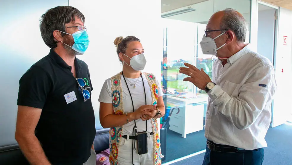 El consejero de Turismo, Javier López Marcano, recibe a los representantes de la asociación Costa Quebrada