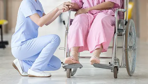 Personal sanitario atiende a una persona mayor