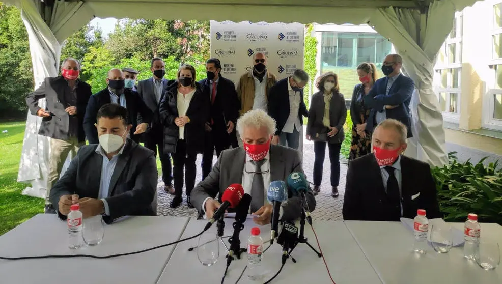 El presidente de la Asociación Empresarial de Hostelería de Cantabria (AEHC) , Ángel Cuevas,, acompañado por la Junta permanente de la asociación | Foto- Archivo