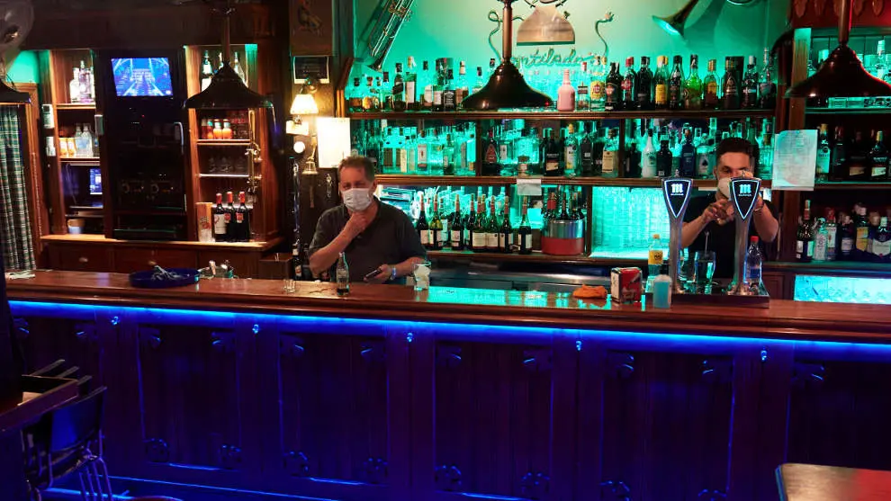 Dos camareros en un local de ocio nocturno