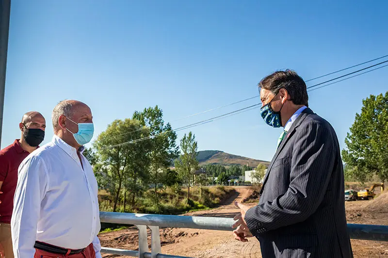 El consejero de Obras Públicas, Ordenación del Territorio y Urbanismo, José Luis Gochicoa, realiza una visita institucional a Campoo con motivo del inicio de los trabajos del río Hijar | Fotografía- Silvia Bouzo
