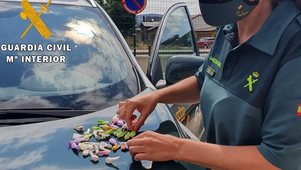 Envoltorios de cocaína encontrados en la furgoneta de la detenida