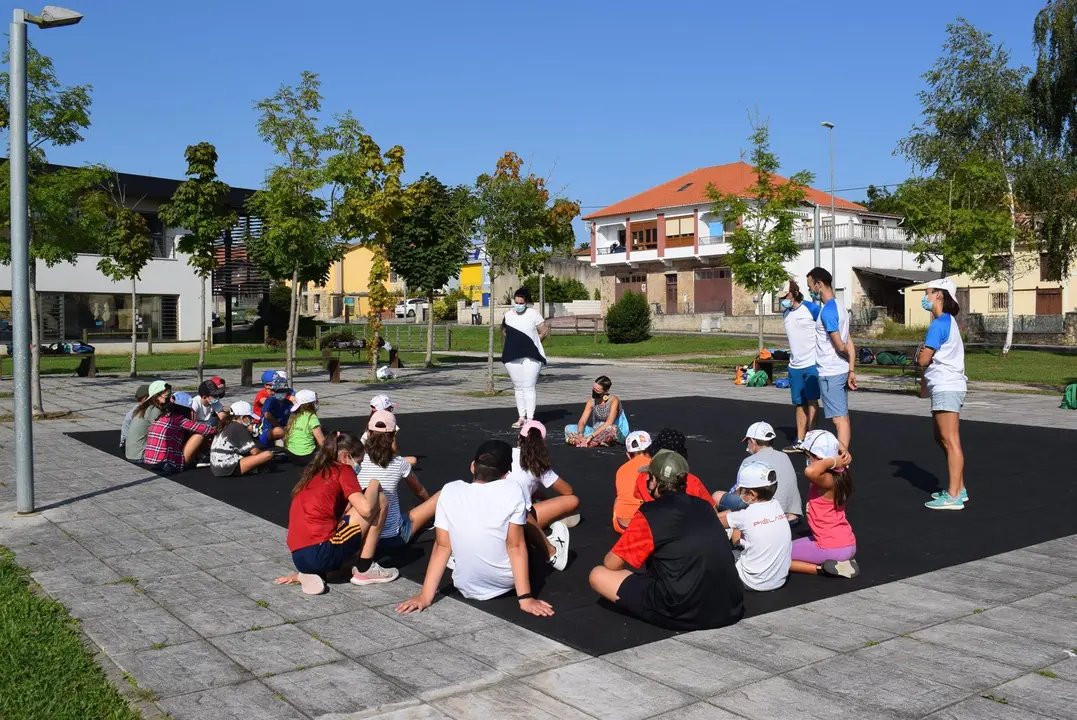 Visita de la alcaldesa a los participantes en el campamento