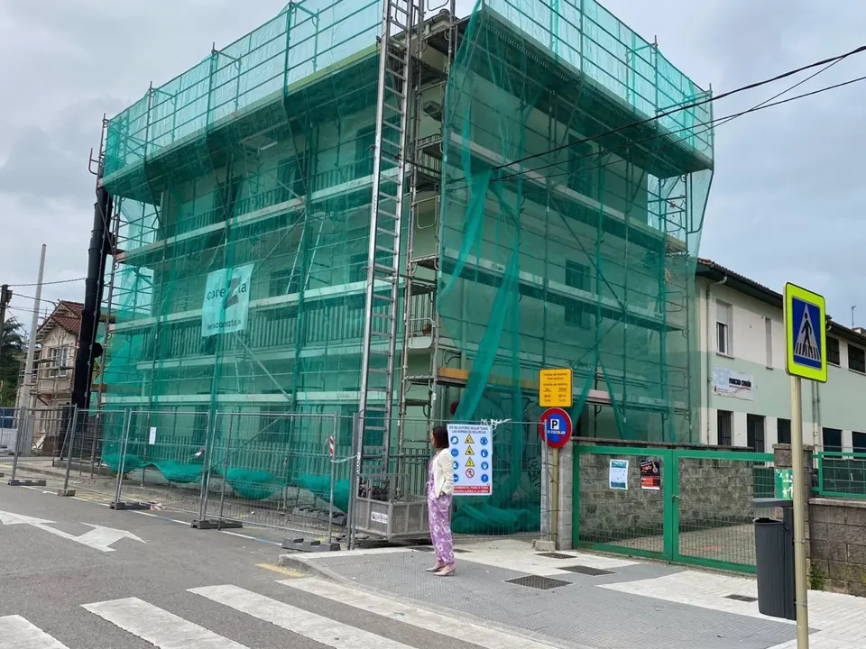 Marta Fernández-Teijeiro junto al colegio Pancho Cossío
