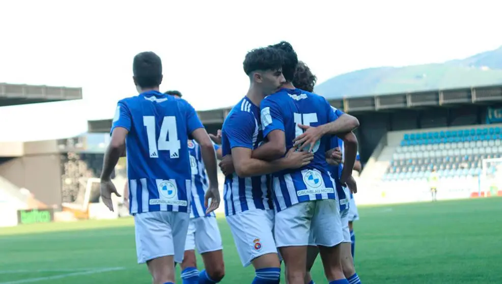 Los futbolistas blanquiazules se abrazan tras marcar uno de los dos tantos del partido frente al Cartes