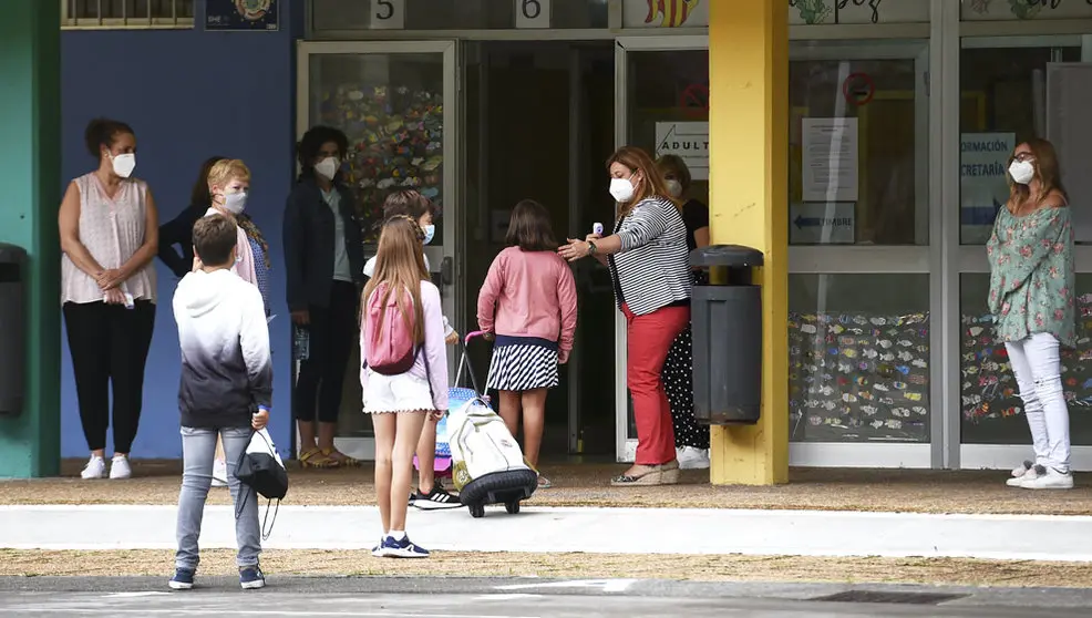 Varios alumnos acuden al CEIP. R.Macías Picavea en el primer día del curso escolar 2020-2021, en Santoña
