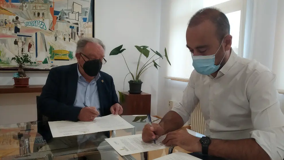 El alcalde de Torrelavega, Javier López Estrada, y el presidente de UNATE, La Universidad Permanente, Modesto Chato de los Bueys