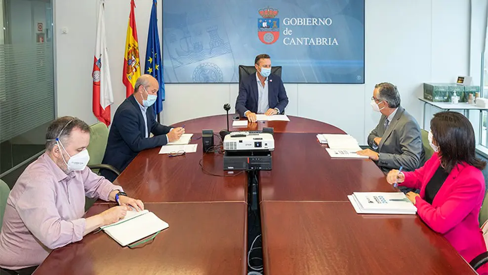 El Consejero De Desarrollo Rural, Ganadería, Pesca, Alimentación Y Medio Ambiente, Guillermo Blanco, Se Reúne Con Representantes Del Clúster Marítimo De Cantabria