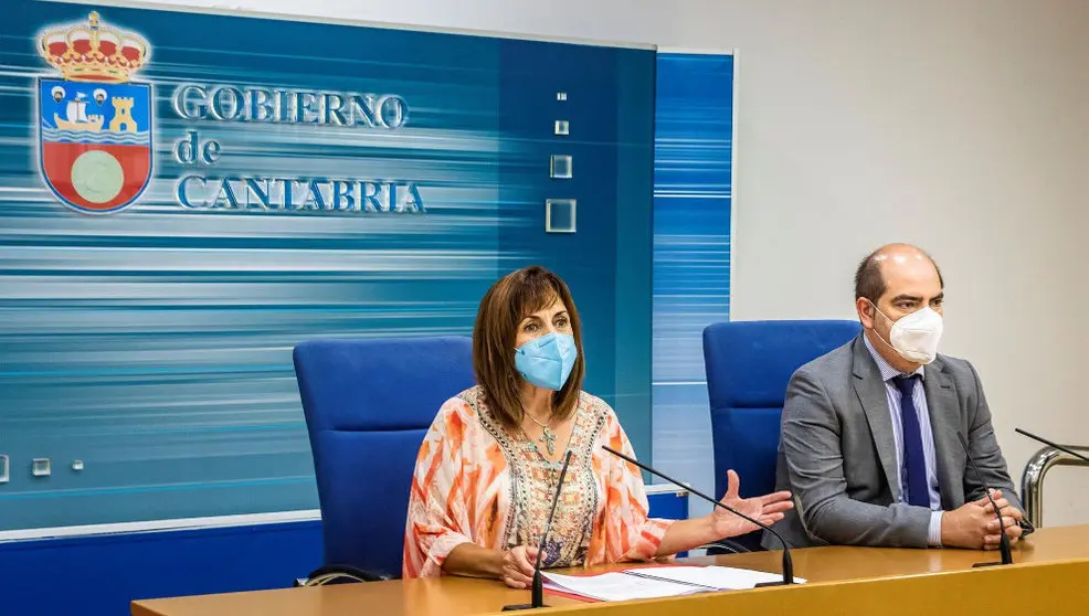 La consejera de Empleo, Ana Belén Álvarez, y el director del EMCAN, José Manuel Callejo, informan en rueda de prensa sobre los cursos de formación profesional para desempleados