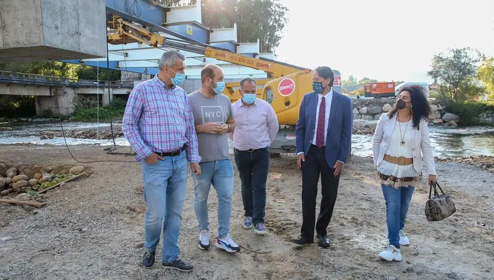 El consejero de Obras Públicas, José Luis Gochicoa, visita las obras de construcción del nuevo puente en Virgen de la Peña