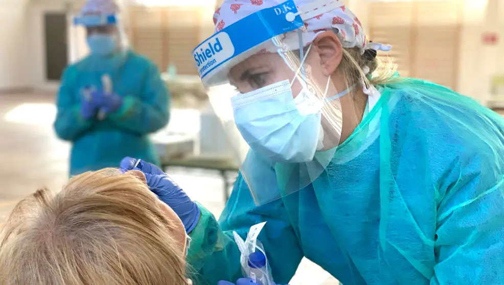 Una sanitaria realiza una prueba PCR a una mujer